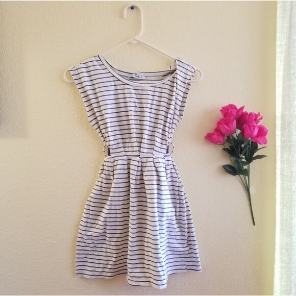 Classic Chic with a Nautical Twist: Striped Mini Dress with Pockets and Bow - Picture 2 of 3